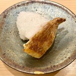 鮨 かわしま - 赤鯥 (あかむつ : ノドグロ)は酢飯より白ごはんが旨味を引き立てる