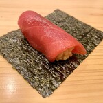 鮨 かわしま - 血岸は、海苔で巻いて癖を消す