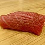 鮨 かわしま - 腹身は、少しの塩が味を引き立てる