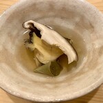鮨 かわしま - 椎茸と鮑は、上品な出汁の味わい