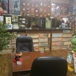 まんがだらけ - 店内はマンガでいっぱいです。
