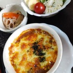パーラー旅 - 根菜の煮しめもお手製✨サラダもオレンジ、プチトマト、バナナ、スパゲティー入りポテサラ、ブロッコリーなどなど丁寧な施し♡