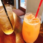 pizzeria NARDI  - ドリンク。手前がグレープフルーツジュース、奥がジンジャーエール