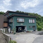 新兵衛 - 外観　普通車はここまで入れず上の方に駐車場があります。