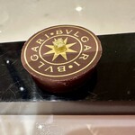 ブルガリ イル・カフェ - こちらは季節限定リモーネメンタという少しさっぱりした金箔が美しいチョコレートです