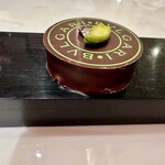 ブルガリ イル・カフェ - こちらはピスタチオが入ったチョコレートです。色味が可愛くてこちらにしました。ピスタチオ&アプリコットで、甘さも絶妙なバランスでした。