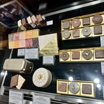 ブルガリ イル・カフェ - こんな感じで、転倒にはたくさんの宝石箱たちが並んでいます