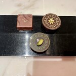 ブルガリ イル・カフェ 阪急うめだ本店 - 二つは、コーヒーとのセットでランダムで選んでいただき、私は店頭に選びに行きました^_^