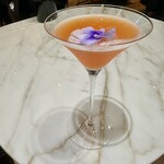 ブルガリ イル・カフェ 阪急うめだ本店 - カクテルを作ってくれ、その場で注いでくださり、最後にエディブルフラワーがのります。ジン/アベロール/オレンジジュース／レモンジュース／パイナップルジュースで、とっても飲みやすいです。カクテル1600円こちらはお得な感じがいたしました。