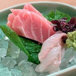 府中庵 待月楼 - ３・向付　南マグロ　ヒラメ　下はわさびの葉