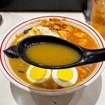 蒙古タンメン中本 - スープは「味噌タンメン」のスープですが、「冷し味噌 ラーメン」のスープが少量入っているので「蒙古タンメン」＋α的な辛さ