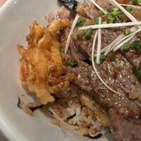 旬菜ステーキ処 らいむらいと - しかも、肉の下に何かの(オニオン？キャロット？)フライが隠れているなんて夢のような幸福感！