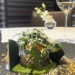 リストランテKubotsu - 大塚農場あか牛の自家製サルシッチャ、緒方さんのセルバチコのサラダ、ズッキーニとほうれん草のソース。