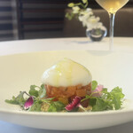 リストランテKubotsu - 九州電力が養殖した鮮やかで旨みしっかりのみらいサーモン、大分の温泉のパプリカ、周りに米貴さん笑笑（米のクスクス）のインサラータ、鰹だしのエスプーマ、知覧新茶のオイルとパウダーのアクセント。