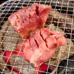 炭火焼肉 ぐら - 極厚牛たん調理中