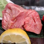 炭火焼肉 ぐら - 三種の神器盛りの極厚牛たん