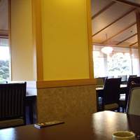 日本料理　雲海 - 雲海（広島）：窓外に箱庭の庭園を望む店内