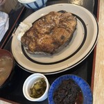 丸や - マグロの円盤（大）塩焼き