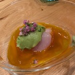 焼鳥 六鳥 - 鳥刺し(アボカドと卵黄)