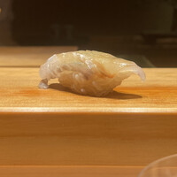 枯淡 - 福岡の真子鰈、鮮度良くて、当日の朝に締めたもの。ちょうどいいサイズで、大きめだとブヨブヨになるし、昆布締めでも味を損なう。福岡地元マコガレイでは二店のみ卸