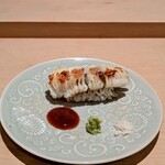 鮨 近藤 - 淡路島ハモは淡白で独特な旨味があります。梅肉、山葵、岩塩付