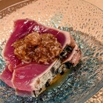 鮨 近藤 - 加古島カツオに淡路島の玉ねぎソースがけ