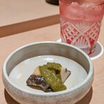 鮨 近藤 - 北海道産アワビ、エゾソースがけ。磯の香りとコリコリ食感が好みです♪
