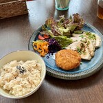 バルバルキッチンアメリ - 週替りランチ：サラダチキン ピリ辛胡麻だれ
      　　　　　　　　　　　　＆海老カツ(¥800)