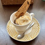 バルバルキッチンアメリ - アフォガード(¥400)
      アイスクリームに熱々で苦いエスプレッソをかける。