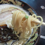 ぎょらん亭 - 【ドロプラス】 麺は中麺ストレート丸麺に変わった。