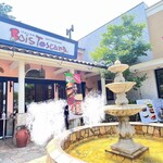 ボワ・トスカーナ - 店外観、噴水があって、イイ気分。イタリアの音楽でも流れていると、さらに雰囲気増すかも？