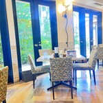 ボワ・トスカーナ - 店内は明るい雰囲気、大きめの窓の外に緑。ファミレスというより2ランク上の店内。