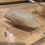 鮨 やざわ - ヒラメの昆布締め
