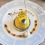 ボワ・トスカーナ - おまかせのデザート　店名がチョコレートソースで描かれています♪