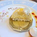 ボワ・トスカーナ - ドルチェに描かれているチョコレートソースによる店名