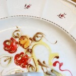 ボワ・トスカーナ - ドルチェのプレートに描かれているバラ