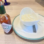 ボワ・トスカーナ - 粉チーズとタバスコ