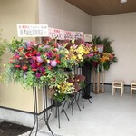 らぁめん鴇 - 入り口右手側の待合所付近