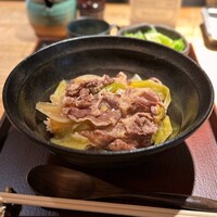北新地はらみ別邸 - 神戸ビーフ 牛丼(1,000円)
                サラダ･スープ付き
