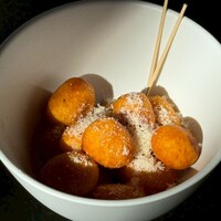 南瓜の揚げニョッキ、パルメザンチーズと黒胡椒風味