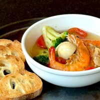 海老・ブロッコリー・トマト・マッシュルームのアヒージョ