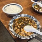 iloilo中華食堂 - 牛すじミンチの麻婆豆腐 1,500円　ご飯 350円×2