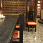 博多石焼 大阪屋 - お店には離れの個室を初め大広間等の様々な客層に対応出来る様になってますが私は一人だったんで一階奥のカウンターで食事をさせていただきました。
            