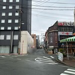 おかもと鮮魚店  - この一方通行の通りの奥にお店がございます！