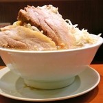 ラーメン　肉を喰らえ!! - ﾗｰﾒﾝ+ｺｰﾙ(野菜にんにくからめ）