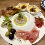 とろける牛ホホ専門店 cheek - 前菜盛り合わせ　1500円　玉ねぎのムース、にんじんと紫玉ねぎのラペ、イタリアハム、オリーブと黒うずら卵、キスのカルパッチョ　真ん中イサキ