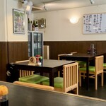 味の店 いわし - 店内（テーブル席）