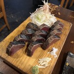 伊達な居酒屋 赤猿 - 名物！かつお(厚切り)の塩たたきです。（2025年6月）