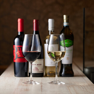 季節のおすすめなど豊富なワインをはじめ、各種アルコールも充実