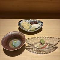 鮨 華 - そら豆翡翠和え、のれそれ、漬物盛合せ